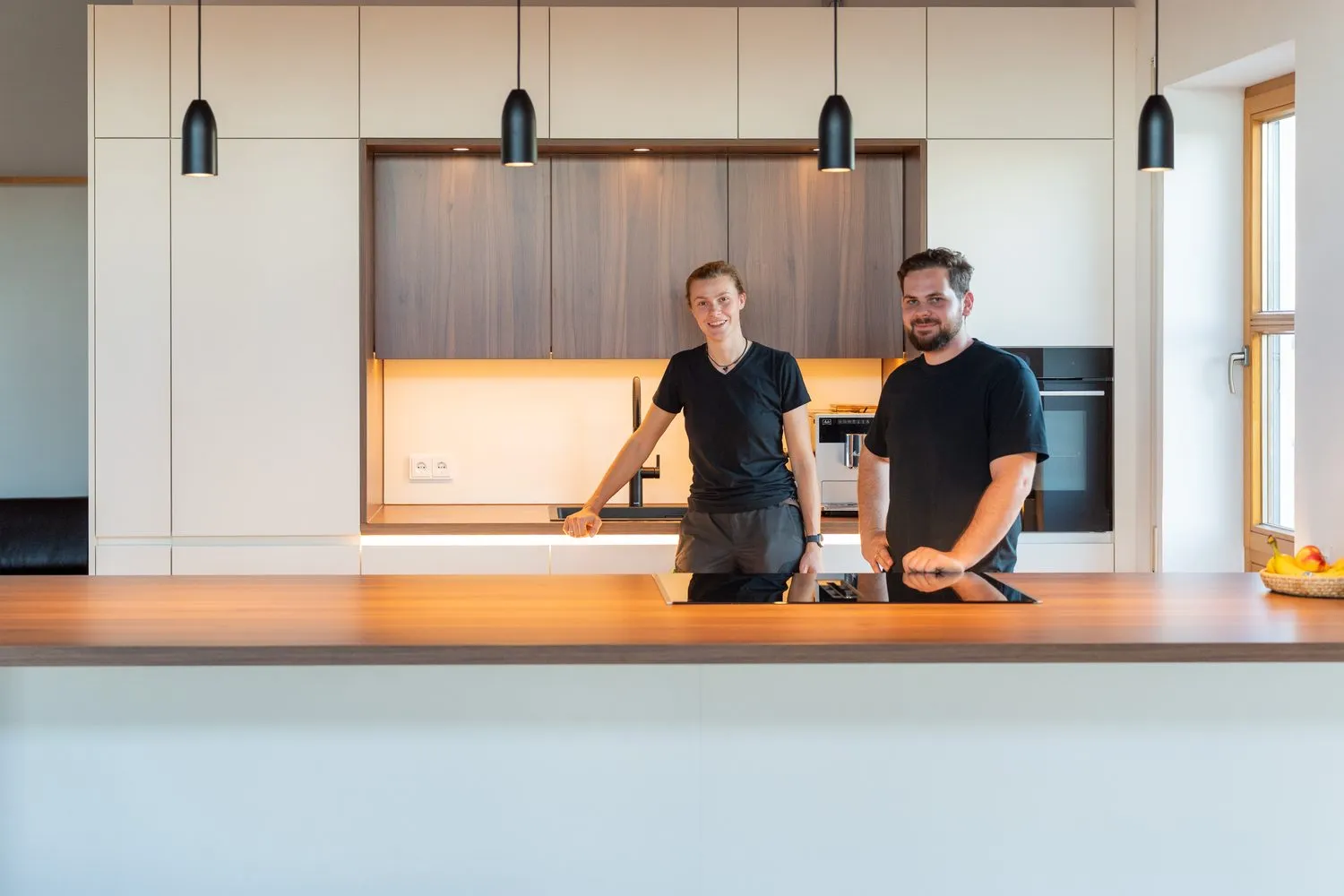 Lucas und Stefanie in einer fertigen Küche